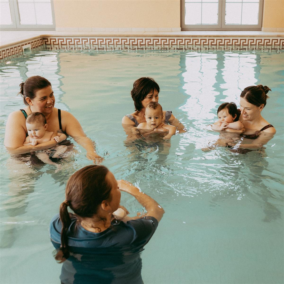 AQUANATAL - postnatale yoga in het water MET BABY - SESSIE zondag 2 NOV 2025 om 9u00 @ LITTLE BUBBLES